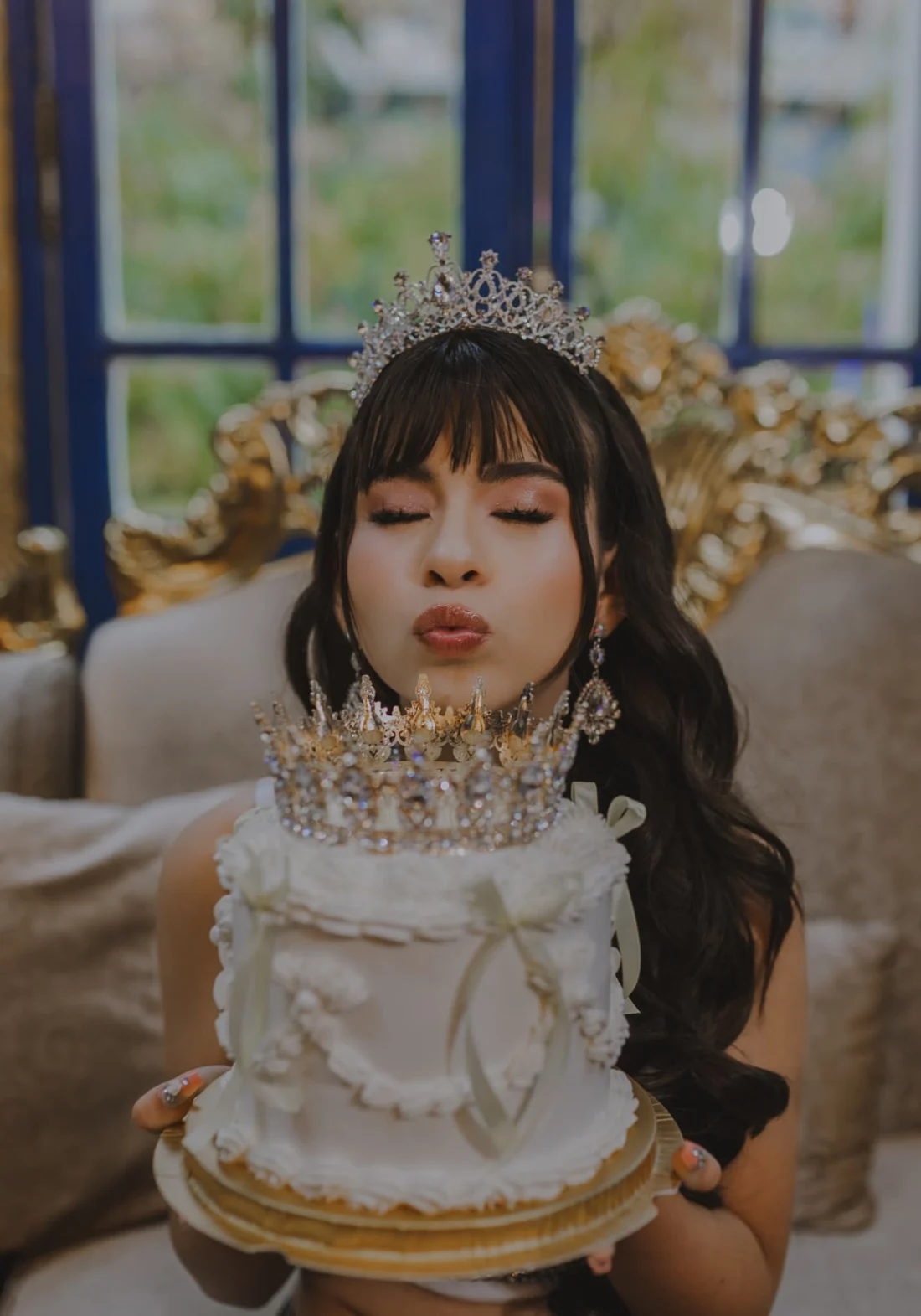 Lusangella soplando las velas de su torta de XV años